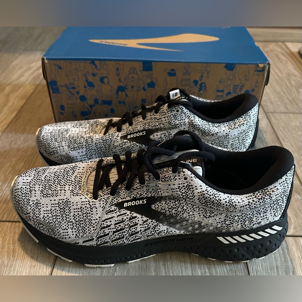 NEW Brooks Adrenaline GTS 21 - Men’s- Gray/Black - Medium width